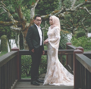 Belum Muhrim? Jangan khawatir! Pose-pose berikut ini bisa kamu coba untuk photoshoot pre-wedding kamu dan pasangan!